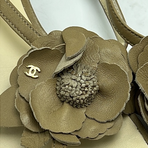 Chanel Camelia thong sandals leather floral cream soft size 8.5 (38.5) - Picture 6 of 6